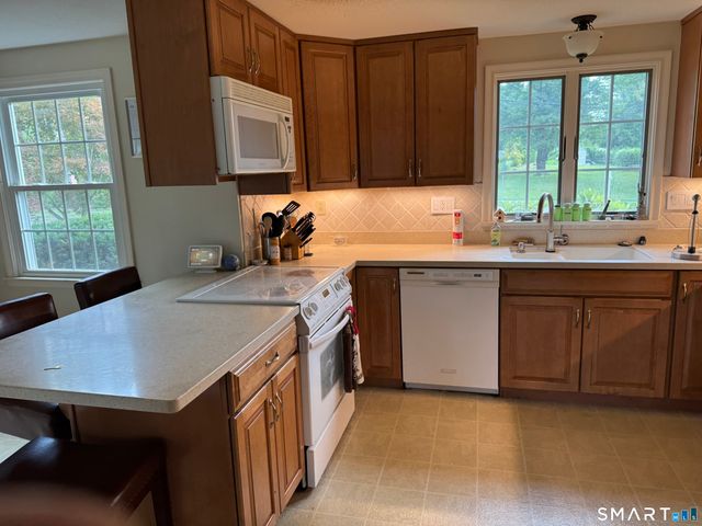 28 Crestwood Road, Simsbury, CT 06070
