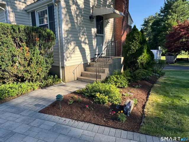 28 Crestwood Road, Simsbury, CT 06070