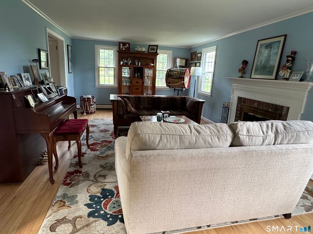 28 Crestwood Road, Simsbury, CT 06070