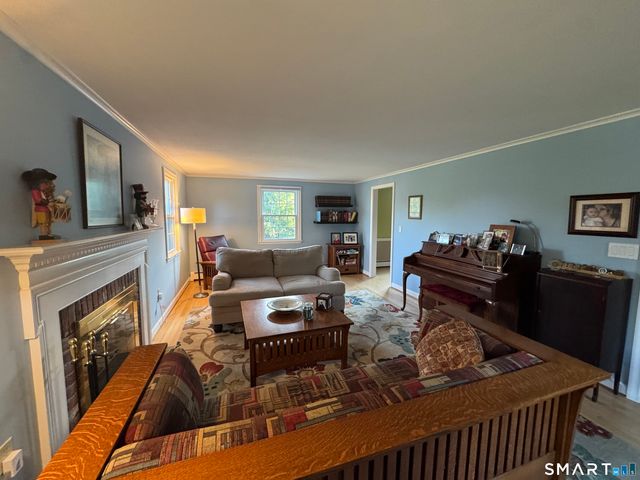 28 Crestwood Road, Simsbury, CT 06070