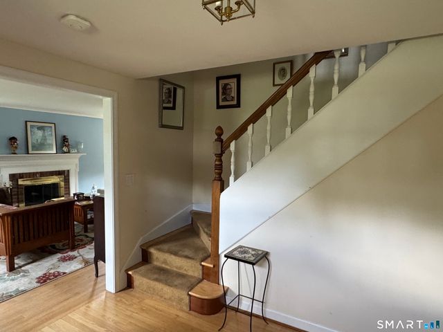28 Crestwood Road, Simsbury, CT 06070