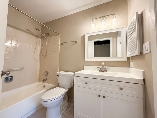 1344 BARCLAY Lane 1344, Deerfield, IL 60015