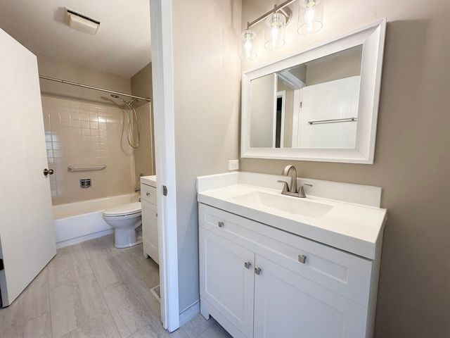 1344 BARCLAY Lane 1344, Deerfield, IL 60015
