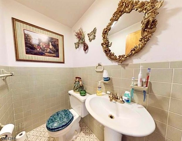 73 Maple St, Paterson City, NJ 07522