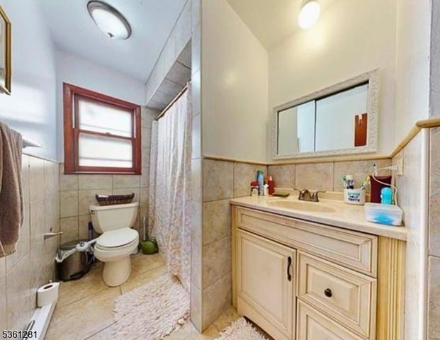 73 Maple St, Paterson City, NJ 07522