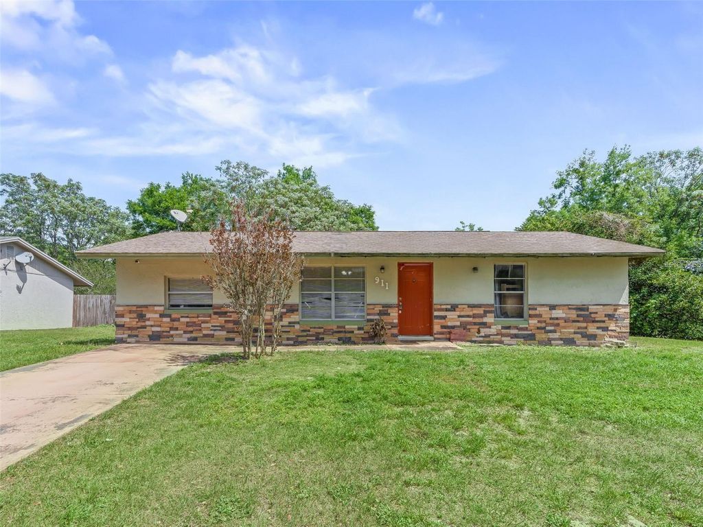 911 JACARANDA DRIVE, Lady Lake, FL 32159