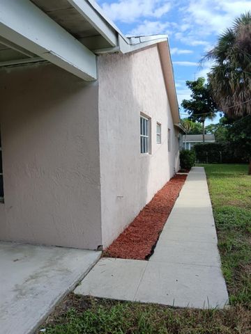 1704 Boardman Avenue, Mangonia Park, FL 33407
