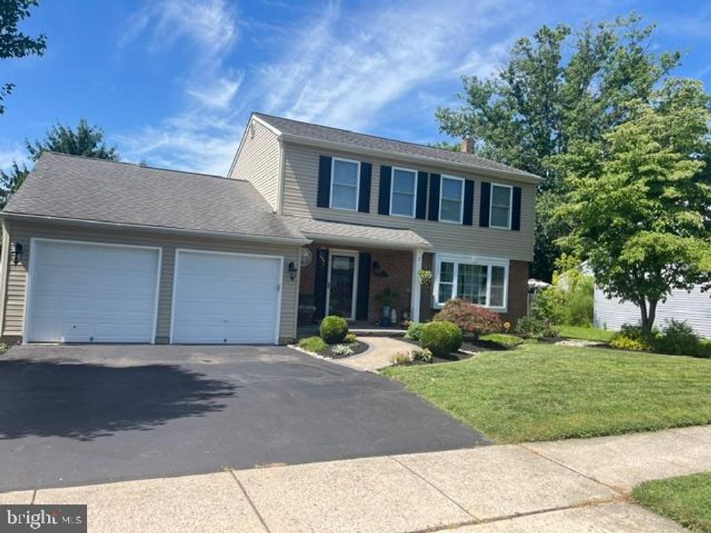 126 HAMPTON DR, Langhorne, PA 19047