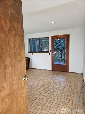 31 E Village View Drive, Allyn, WA 98588