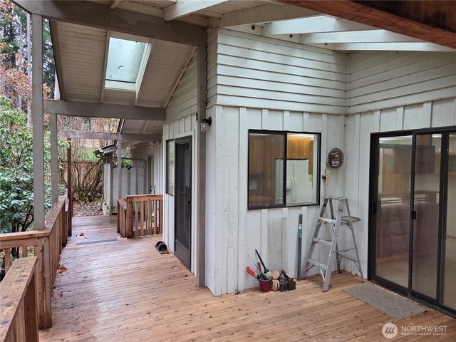 31 E Village View Drive, Allyn, WA 98588