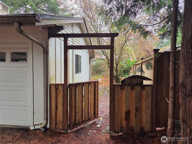 31 E Village View Drive, Allyn, WA 98588