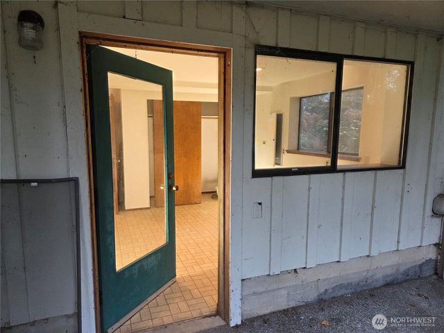 31 E Village View Drive, Allyn, WA 98588