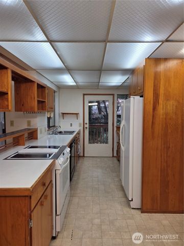 31 E Village View Drive, Allyn, WA 98588