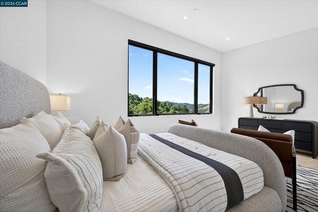 564 Tahos Rd, Orinda, CA 94563