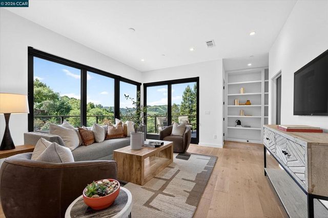 564 Tahos Rd, Orinda, CA 94563