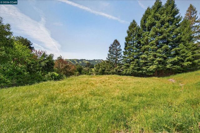 564 Tahos Rd, Orinda, CA 94563