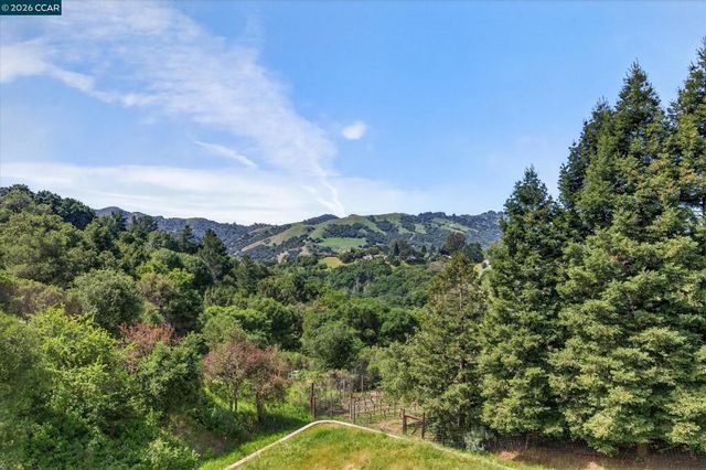 564 Tahos Rd, Orinda, CA 94563