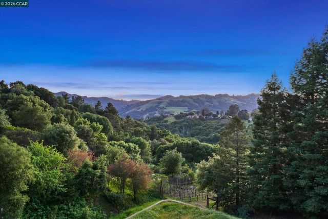 564 Tahos Rd, Orinda, CA 94563