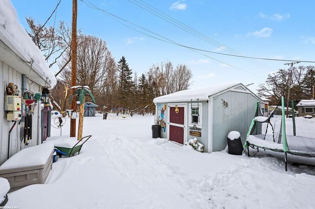 99 E Elmwood Street, Leonard, MI 48367