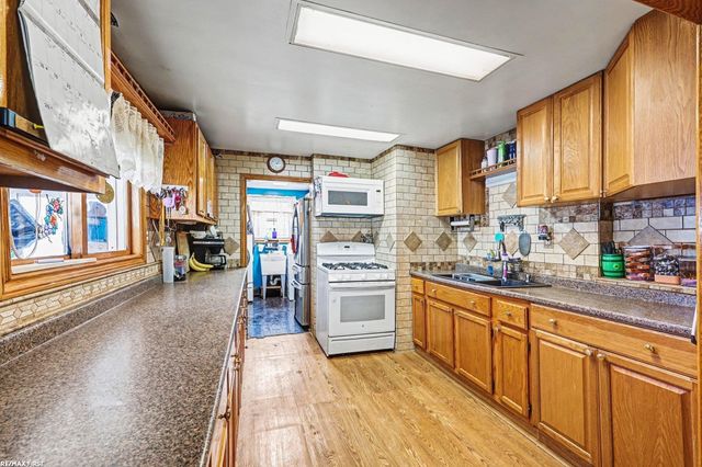 99 E Elmwood Street, Leonard, MI 48367