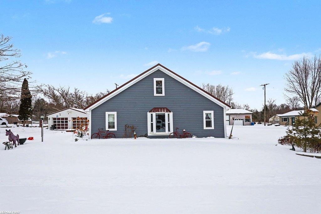 99 E Elmwood Street, Leonard, MI 48367