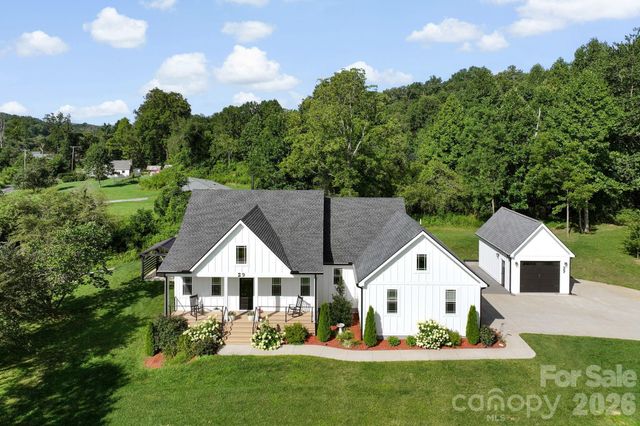 29 Banner Cottages Lane, Mills River, NC 28759