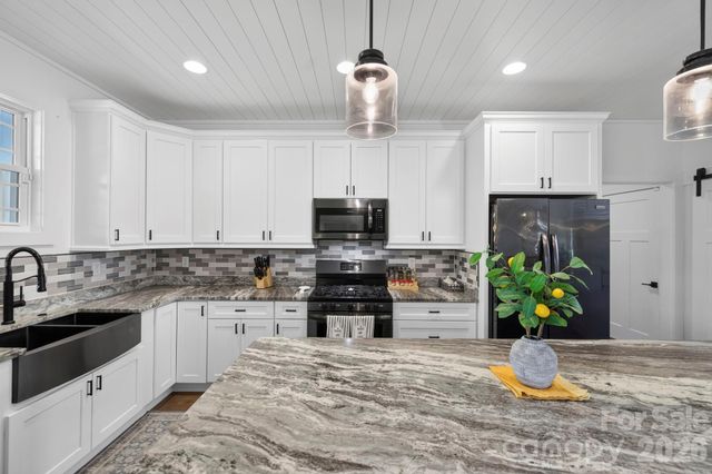 29 Banner Cottages Lane, Mills River, NC 28759