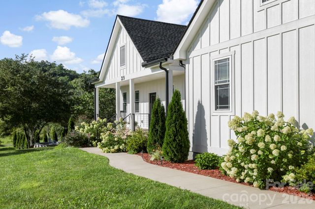 29 Banner Cottages Lane, Mills River, NC 28759