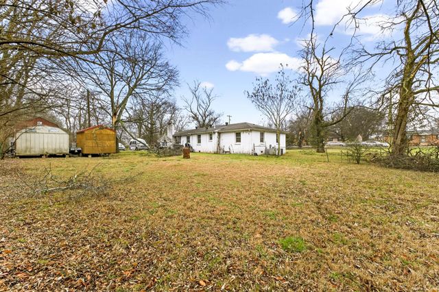 215 Ewing Dr, Nashville, TN 37207