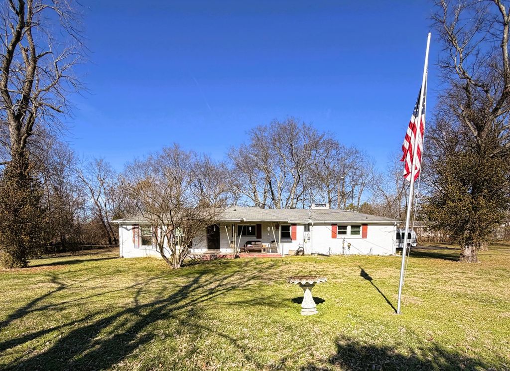 215 Ewing Dr, Nashville, TN 37207