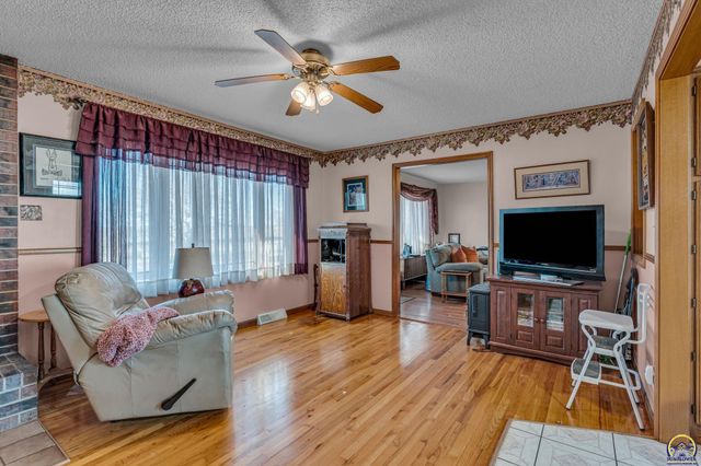 8924 SE Berryton RD, Berryton, KS 66409