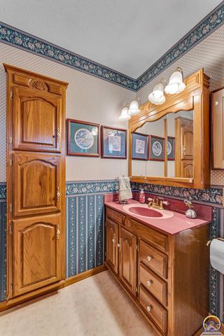 8924 SE Berryton RD, Berryton, KS 66409