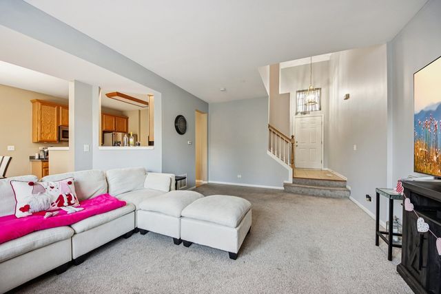 906 Elizabeth Drive, Streamwood, IL 60107