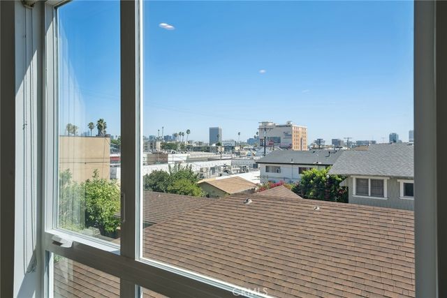 222 N Manhattan Place, Los Angeles, CA 90004