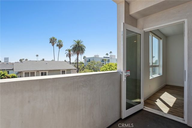 222 N Manhattan Place, Los Angeles, CA 90004