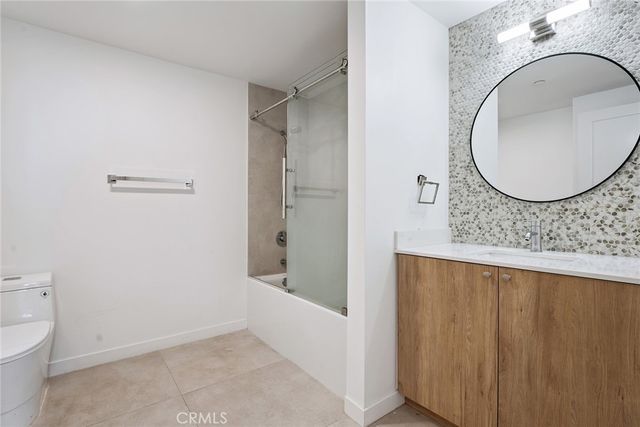 222 N Manhattan Place, Los Angeles, CA 90004