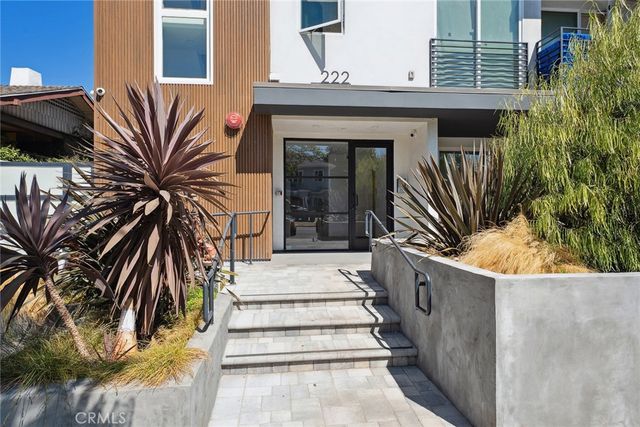 222 N Manhattan Place, Los Angeles, CA 90004