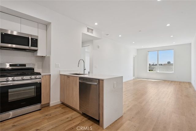 222 N Manhattan Place, Los Angeles, CA 90004