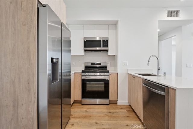 222 N Manhattan Place, Los Angeles, CA 90004