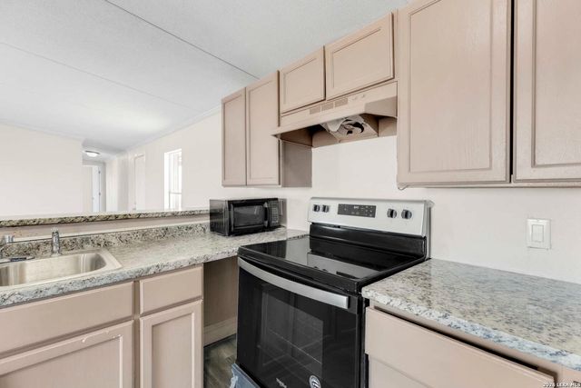 2811 COUNTY ROAD 467, Devine, TX 78016