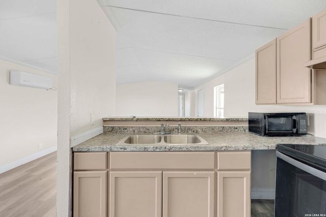 2811 COUNTY ROAD 467, Devine, TX 78016