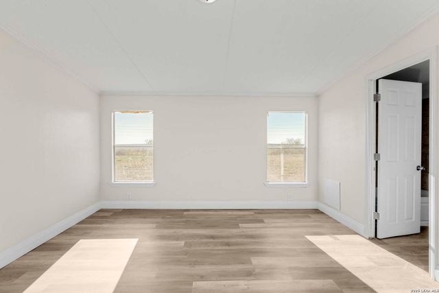 2811 COUNTY ROAD 467, Devine, TX 78016