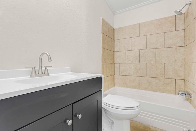 2811 COUNTY ROAD 467, Devine, TX 78016