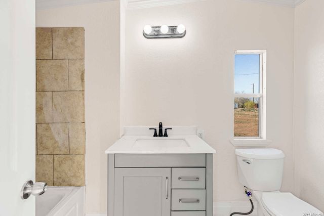 2811 COUNTY ROAD 467, Devine, TX 78016