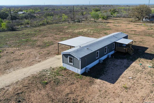 2811 COUNTY ROAD 467, Devine, TX 78016