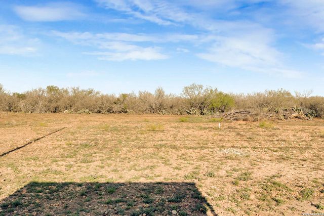 2811 COUNTY ROAD 467, Devine, TX 78016