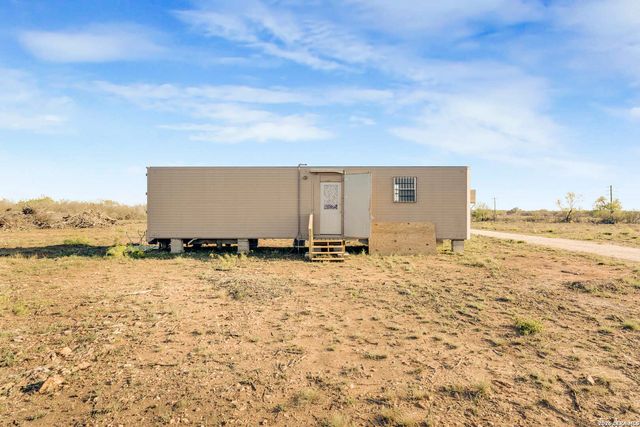 2811 COUNTY ROAD 467, Devine, TX 78016