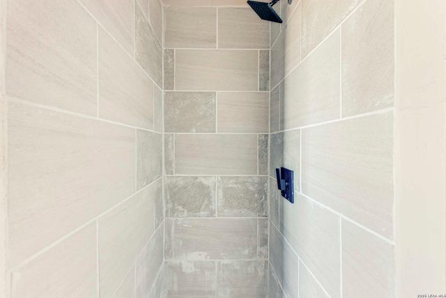 2811 COUNTY ROAD 467, Devine, TX 78016