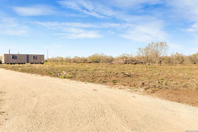 2811 COUNTY ROAD 467, Devine, TX 78016