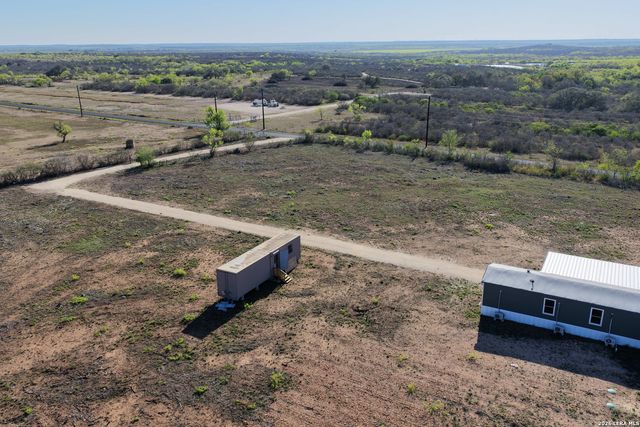 2811 COUNTY ROAD 467, Devine, TX 78016